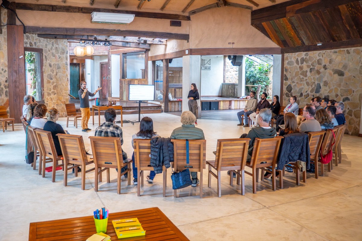 Oficina Oxigênio em auditório com plateia diversa, palestrantes apresentando os Acordos do encontro