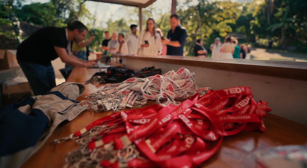 Cordões TEDx Ilhabela #escuteopulsar empilhados na recepção
